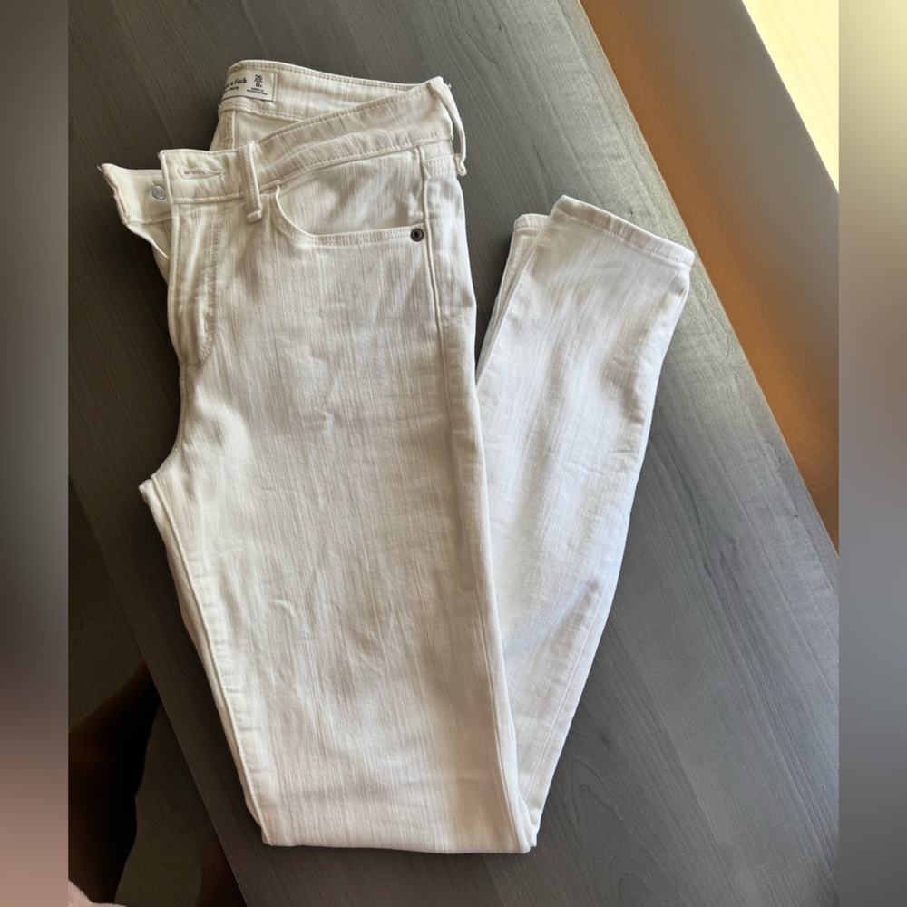 Like new - A+F white skinny jeans